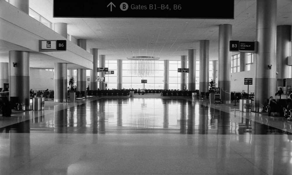 이른 아침의 공항 출국장